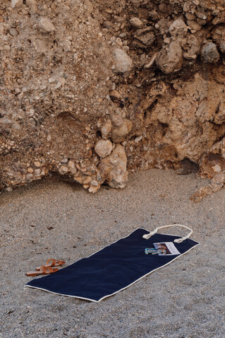 VINGA Volonne AWARE™ Strandmatte aus recyceltem Canvas blau, off white bedrucken, Art.-Nr. V459105 VINGA Volonne AWARE™ Strandmatte aus recyceltem Canvas blau, off white bedrucken, Art.-Nr. V459105