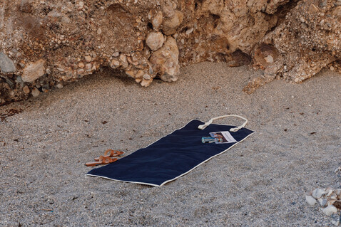 VINGA Volonne AWARE™ Strandmatte aus recyceltem Canvas blau, off white bedrucken, Art.-Nr. V459105 VINGA Volonne AWARE™ Strandmatte aus recyceltem Canvas blau, off white bedrucken, Art.-Nr. V459105
