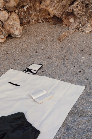 VINGA Volonne AWARE™ Picknickdecke aus recyceltem Canvas off white, schwarz bedrucken, Art.-Nr. V459113 VINGA Volonne AWARE™ Picknickdecke aus recyceltem Canvas off white, schwarz bedrucken, Art.-Nr. V459113