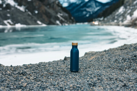 Avira Alcor 600ml Wasserflasche aus RCS rec. Stainless-Steel navy blau bedrucken, Art.-Nr. P438.065 Avira Alcor 600ml Wasserflasche aus RCS rec. Stainless-Steel navy blau bedrucken, Art.-Nr. P438.065