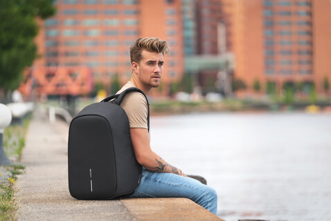 Bobby Hero Regular Anti-Diebstahl-Rucksack anthrazit, grau bedrucken, Art.-Nr. P705.291 Bobby Hero Regular Anti-Diebstahl-Rucksack anthrazit, grau bedrucken, Art.-Nr. P705.291