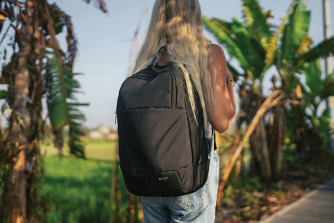 Swiss Peak AWARE™ moderner 15,6" Laptop-Rucksack schwarz bedrucken, Art.-Nr. P763.101