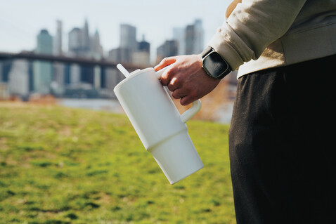Embrace Deluxe Becher aus RCS recyceltem Edelstahl 900ml weiß bedrucken, Art.-Nr. P437.3003 Embrace Deluxe Becher aus RCS recyceltem Edelstahl 900ml weiß bedrucken, Art.-Nr. P437.3003