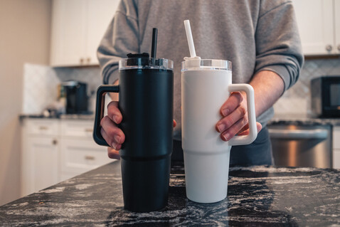 Tana Becher aus RCS recyceltem Kunststoff mit Griff 750ml weiß bedrucken, Art.-Nr. P437.103 Tana Becher aus RCS recyceltem Kunststoff mit Griff 750ml weiß bedrucken, Art.-Nr. P437.103