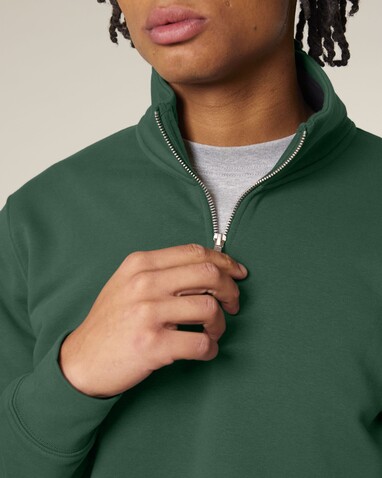 Trucker 2.0 - Das Unisex-Sweatshirt mit kurzem Reißverschluss - Bottle Green - XL bedrucken, Art.-Nr. STSU204C2241X Trucker 2.0 - Das Unisex-Sweatshirt mit kurzem Reißverschluss - Bottle Green - XL bedrucken, Art.-Nr. STSU204C2241X