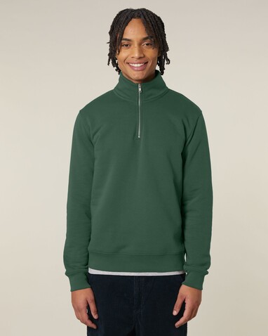 Trucker 2.0 - Das Unisex-Sweatshirt mit kurzem Reißverschluss - Bottle Green - S bedrucken, Art.-Nr. STSU204C2241S Trucker 2.0 - Das Unisex-Sweatshirt mit kurzem Reißverschluss - Bottle Green - S bedrucken, Art.-Nr. STSU204C2241S