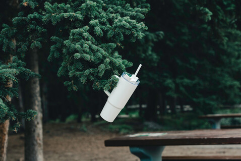 Tana Becher aus RCS recyceltem Kunststoff mit Griff 750ml weiß bedrucken, Art.-Nr. P437.103 Tana Becher aus RCS recyceltem Kunststoff mit Griff 750ml weiß bedrucken, Art.-Nr. P437.103