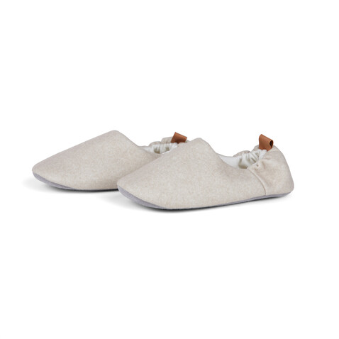 VINGA Moulton Hausschuhe aus RCS rPET (L/XL) beige, feather grey bedrucken, Art.-Nr. V4990219LXL VINGA Moulton Hausschuhe aus RCS rPET (L/XL) beige, feather grey bedrucken, Art.-Nr. V4990219LXL