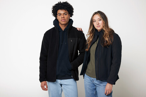 IQONIQ Diran Fleecejacke aus recyceltem Polyesterflor schwarz bedrucken, Art.-Nr. T9800.001.L IQONIQ Diran Fleecejacke aus recyceltem Polyesterflor schwarz bedrucken, Art.-Nr. T9800.001.L