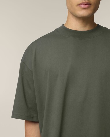 Blaster 2.0 - Das Oversized Unisex-T-Shirt mit Stehkragen - Khaki - XXS bedrucken, Art.-Nr. STTU959C2232S Blaster 2.0 - Das Oversized Unisex-T-Shirt mit Stehkragen - Khaki - XXS bedrucken, Art.-Nr. STTU959C2232S