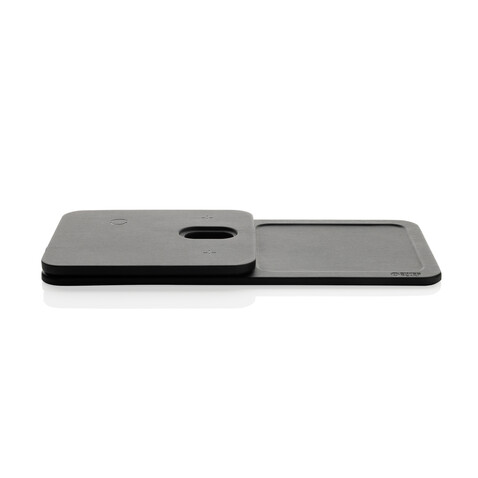 Swiss Peak 3-in-1- Wireless-Charging Desk-Tray aus RCS rPU schwarz bedrucken, Art.-Nr. P309.0401 Swiss Peak 3-in-1- Wireless-Charging Desk-Tray aus RCS rPU schwarz bedrucken, Art.-Nr. P309.0401