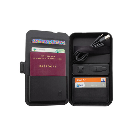 Swiss Peak Travel-Case aus RCS rec. PU mit 3-in-1-Charger schwarz bedrucken, Art.-Nr. P309.0501 Swiss Peak Travel-Case aus RCS rec. PU mit 3-in-1-Charger schwarz bedrucken, Art.-Nr. P309.0501