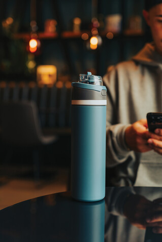 Omni Sip verschließbare Flasche aus RCS-reSteel, 720ml blau bedrucken, Art.-Nr. P437.0805 Omni Sip verschließbare Flasche aus RCS-reSteel, 720ml blau bedrucken, Art.-Nr. P437.0805