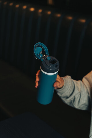 Omni Sip verschließbare Flasche aus RCS-reSteel, 720ml blau bedrucken, Art.-Nr. P437.0805 Omni Sip verschließbare Flasche aus RCS-reSteel, 720ml blau bedrucken, Art.-Nr. P437.0805
