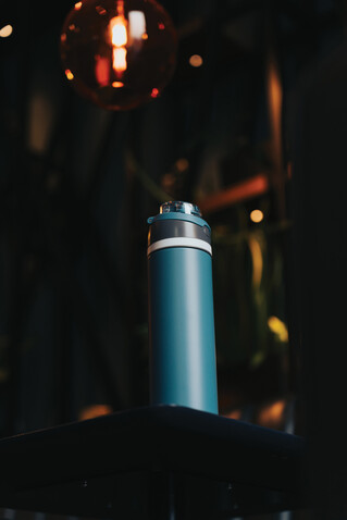 Omni Sip verschließbare Flasche aus RCS-reSteel, 720ml blau bedrucken, Art.-Nr. P437.0805 Omni Sip verschließbare Flasche aus RCS-reSteel, 720ml blau bedrucken, Art.-Nr. P437.0805