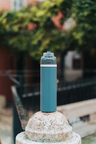 Omni Sip verschließbare Flasche aus RCS-reSteel, 720ml blau bedrucken, Art.-Nr. P437.0805 Omni Sip verschließbare Flasche aus RCS-reSteel, 720ml blau bedrucken, Art.-Nr. P437.0805