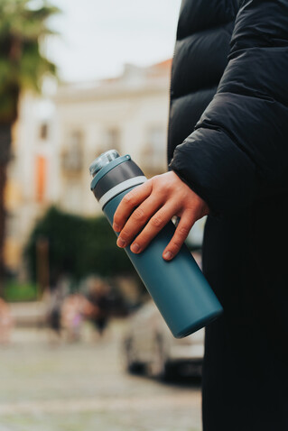 Omni Sip verschließbare Flasche aus RCS-reSteel, 720ml blau bedrucken, Art.-Nr. P437.0805 Omni Sip verschließbare Flasche aus RCS-reSteel, 720ml blau bedrucken, Art.-Nr. P437.0805