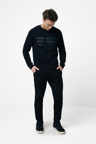 IQONIQ Zion Rundhals-Sweater aus recycelter Baumwolle schwarz bedrucken, Art.-Nr. T9300.001.XS