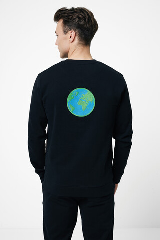 IQONIQ Zion Rundhals-Sweater aus recycelter Baumwolle schwarz bedrucken, Art.-Nr. T9300.001.XS