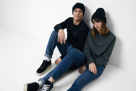IQONIQ Zion Rundhals-Sweater aus recycelter Baumwolle schwarz bedrucken, Art.-Nr. T9300.001.XS