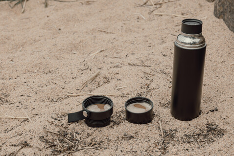VINGA Tono RCS Thermoskanne mit zwei Bechern, 750ml schwarz bedrucken, Art.-Nr. V4300701 VINGA Tono RCS Thermoskanne mit zwei Bechern, 750ml schwarz bedrucken, Art.-Nr. V4300701
