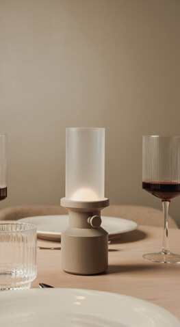 VINGA Niori RCS Tischlampe beige bedrucken, Art.-Nr. V5130319 VINGA Niori RCS Tischlampe beige bedrucken, Art.-Nr. V5130319