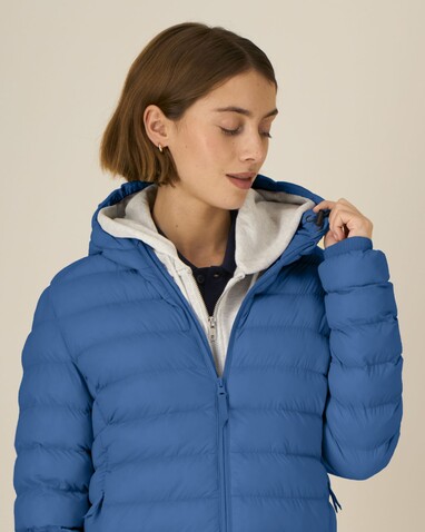 Stella Voyager 2.0 - Die wattierte Damen-Jacke - Mindful Blue - M bedrucken, Art.-Nr. STJW191C7291M Stella Voyager 2.0 - Die wattierte Damen-Jacke - Mindful Blue - M bedrucken, Art.-Nr. STJW191C7291M