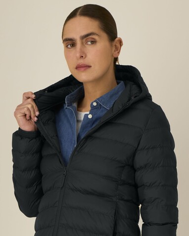 Stella Voyager 2.0 - Die wattierte Damen-Jacke - Black - XS bedrucken, Art.-Nr. STJW191C002XS Stella Voyager 2.0 - Die wattierte Damen-Jacke - Black - XS bedrucken, Art.-Nr. STJW191C002XS