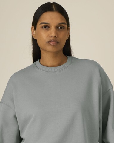 Radder 2.0 - Das Oversized Rundhals-Unisex-Sweatshirt - Misty Grey - 3XL bedrucken, Art.-Nr. STSU208C1383X Radder 2.0 - Das Oversized Rundhals-Unisex-Sweatshirt - Misty Grey - 3XL bedrucken, Art.-Nr. STSU208C1383X