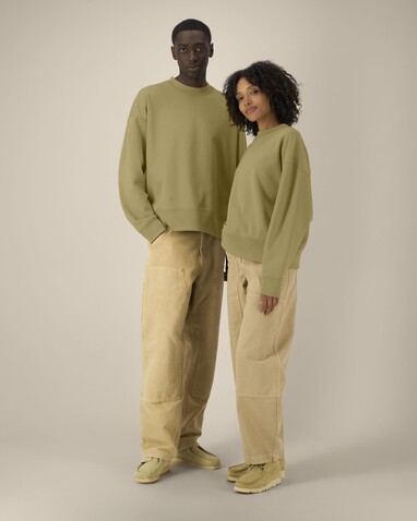 Ryler - Das Boxy Rundhals-Unisex-Sweatshirt aus recycelter Baumwolle - Faded Olive - S bedrucken, Art.-Nr. STSU255C1531S Ryler - Das Boxy Rundhals-Unisex-Sweatshirt aus recycelter Baumwolle - Faded Olive - S bedrucken, Art.-Nr. STSU255C1531S