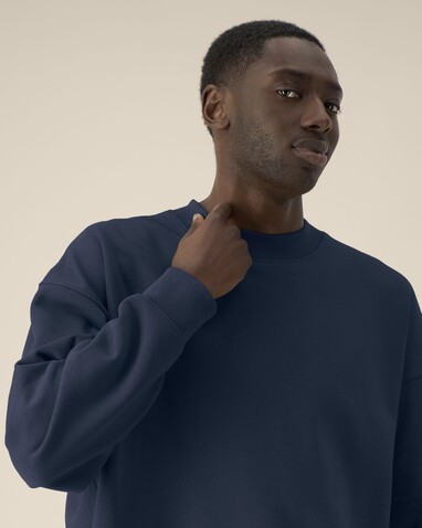 Ryler - Das Boxy Rundhals-Unisex-Sweatshirt aus recycelter Baumwolle - French Navy - 3XL bedrucken, Art.-Nr. STSU255C7273X Ryler - Das Boxy Rundhals-Unisex-Sweatshirt aus recycelter Baumwolle - French Navy - 3XL bedrucken, Art.-Nr. STSU255C7273X