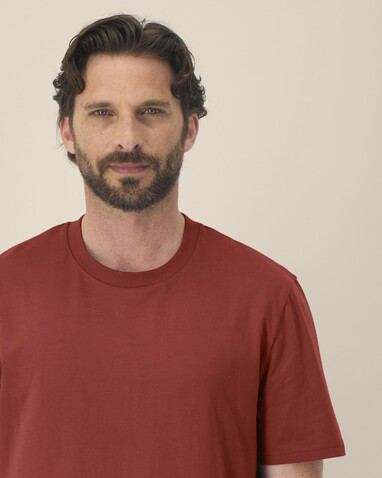 Creator 2.0 - Das Iconic Unisex-T-Shirt - Earthy Red - XXL bedrucken, Art.-Nr. STTU169C1502X