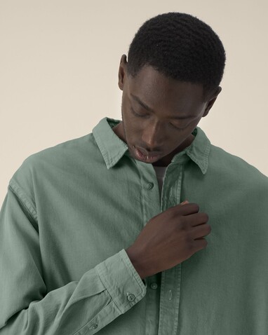 Worker Shirt - Das Relaxed Unisex-Hemd - G. Dyed Green Bay - L bedrucken, Art.-Nr. STWU975C1601L