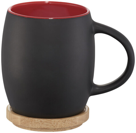 Hearth 400 ml Keramiktasse mit Holz Untersetzer, schwarz, rot bedrucken, Art.-Nr. 10046602 Hearth 400 ml Keramiktasse mit Holz Untersetzer, schwarz, rot bedrucken, Art.-Nr. 10046602