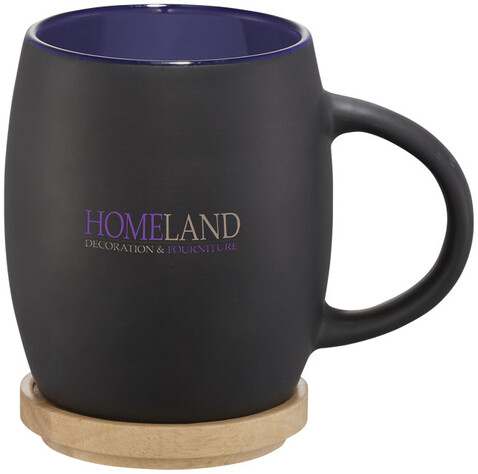 Hearth 400 ml Keramiktasse mit Holz Untersetzer, schwarz, blau bedrucken, Art.-Nr. 10046601 Hearth 400 ml Keramiktasse mit Holz Untersetzer, schwarz, blau bedrucken, Art.-Nr. 10046601
