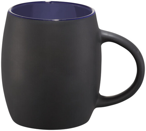 Hearth 400 ml Keramiktasse mit Holz Untersetzer, schwarz, blau bedrucken, Art.-Nr. 10046601 Hearth 400 ml Keramiktasse mit Holz Untersetzer, schwarz, blau bedrucken, Art.-Nr. 10046601