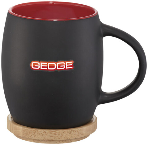 Hearth 400 ml Keramiktasse mit Holz Untersetzer, schwarz, rot bedrucken, Art.-Nr. 10046602 Hearth 400 ml Keramiktasse mit Holz Untersetzer, schwarz, rot bedrucken, Art.-Nr. 10046602