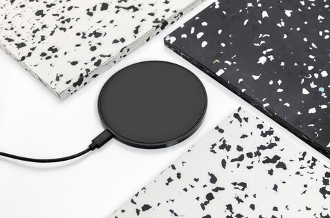 10W Wireless Charger aus RCS Standard recyceltem Kunststoff schwarz bedrucken, Art.-Nr. P308.661 10W Wireless Charger aus RCS Standard recyceltem Kunststoff schwarz bedrucken, Art.-Nr. P308.661