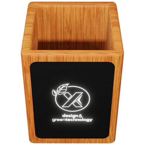 SCX.design O12 Stifthalter aus Holz mit doppeltem USB-Ausgang und Leuchtlogo, holz bedrucken, Art.-Nr. 1PX07771 SCX.design O12 Stifthalter aus Holz mit doppeltem USB-Ausgang und Leuchtlogo, holz bedrucken, Art.-Nr. 1PX07771