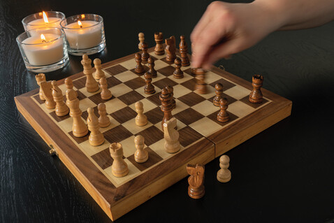 Faltbares Schachspiel aus Holz braun bedrucken, Art.-Nr. P940.129 Faltbares Schachspiel aus Holz braun bedrucken, Art.-Nr. P940.129