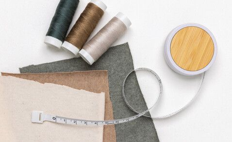 Schneidermaßband aus RCS recyceltem Kunststoff und Bambus weiß, braun bedrucken, Art.-Nr. P110.033 Schneidermaßband aus RCS recyceltem Kunststoff und Bambus weiß, braun bedrucken, Art.-Nr. P110.033